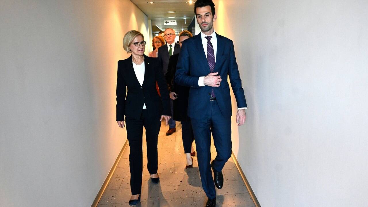 Überraschende Koalitionsbildung in Niederösterreich. Überraschende Koalitionsbildung in Niederösterreich.
