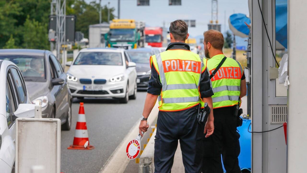 Grenzkontrollen wie hier auf dem Walserberg bleiben. 