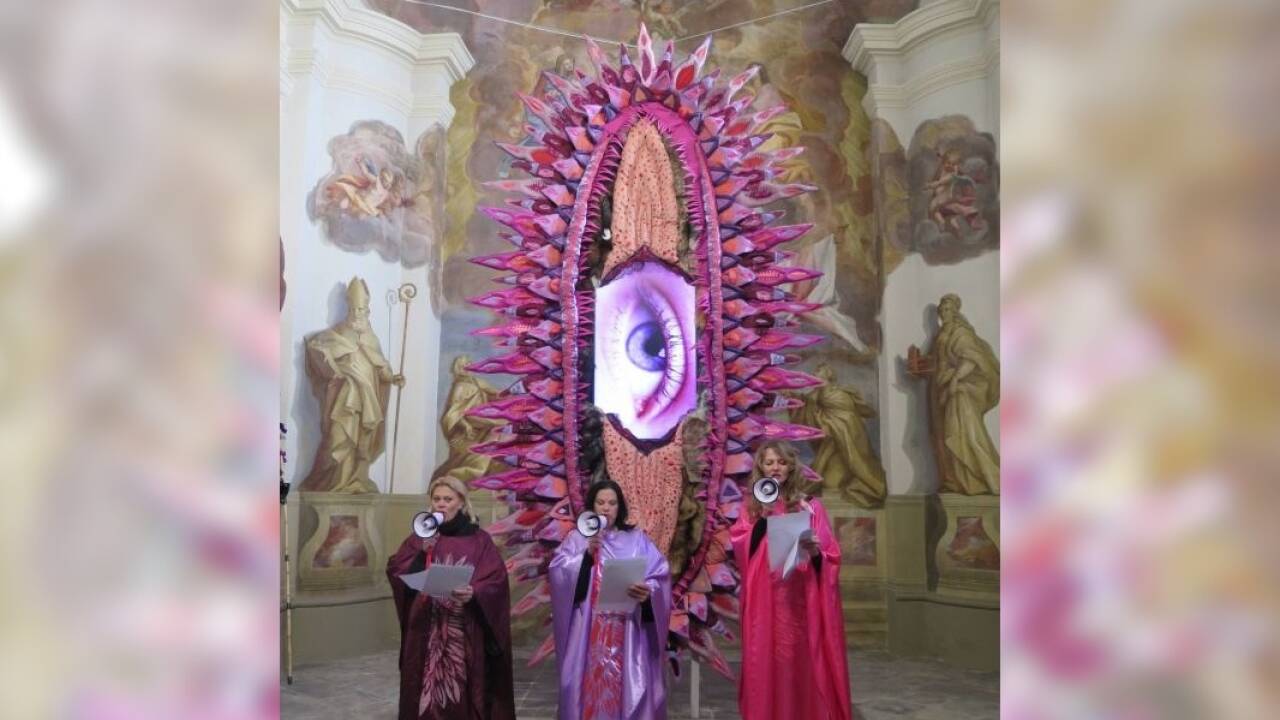 „monstramus - wir zeigen“: Performance und Ausstellung in der MMKK-Burgkapelle in Klagenfurt. 