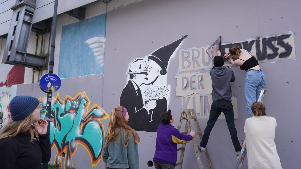 Zu einer legalen Graffiti-Aktion der Fridays for Future Salzburg kam es am Sonntag in der Nähe der S-Bahn-Station in Mülln 