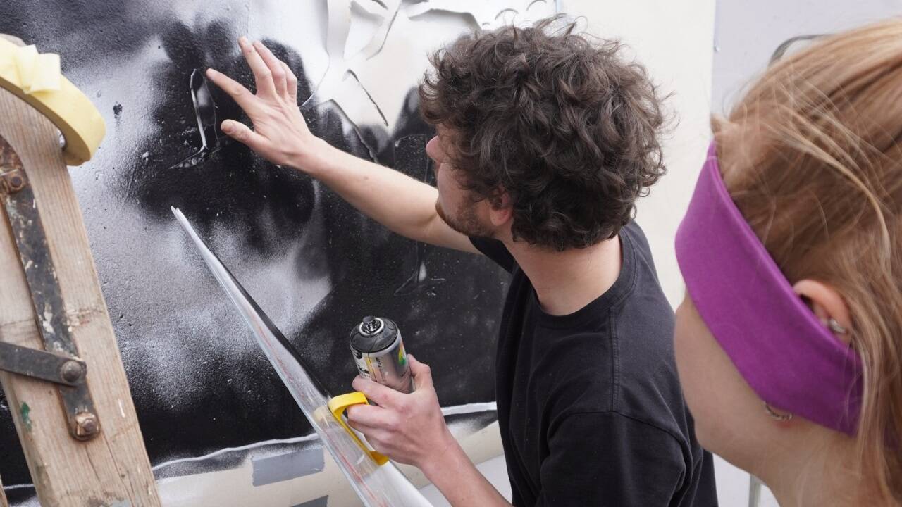 Zu einer legalen Graffiti-Aktion der Fridays for Future Salzburg kam es am Sonntag in der Nähe der S-Bahn-Station in Mülln 