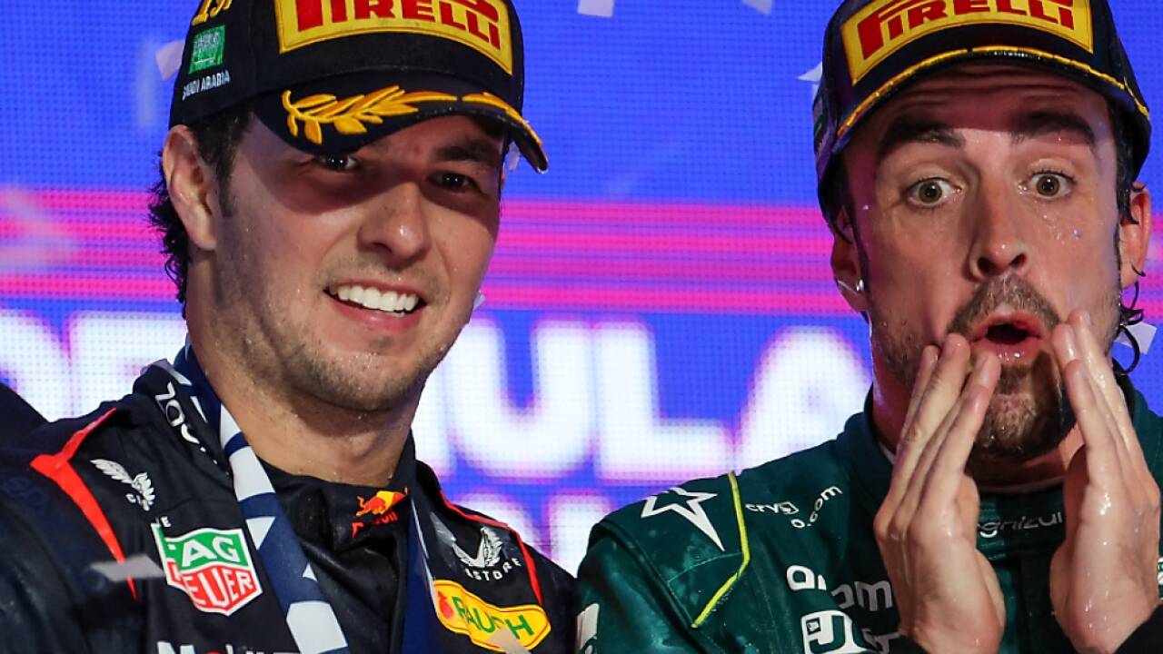 Perez und der verdutzt wirkende Alonso bei der Siegerehrung 