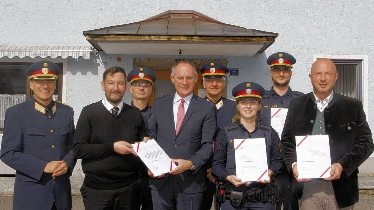 Auszeichnung in Hof: Landespolizeidirektor Bernhard Rausch, Toni Elsenhuber, Wolfgang Fenninger (Kdt PI Hof), Innenminister Gerhard Karner, Manfred Schauer (Kdt PI Eugendorf), Victoria Schlager (PI Hof), Martin Burger (PI Eugendorf) und Kurt Schoosleitner. 