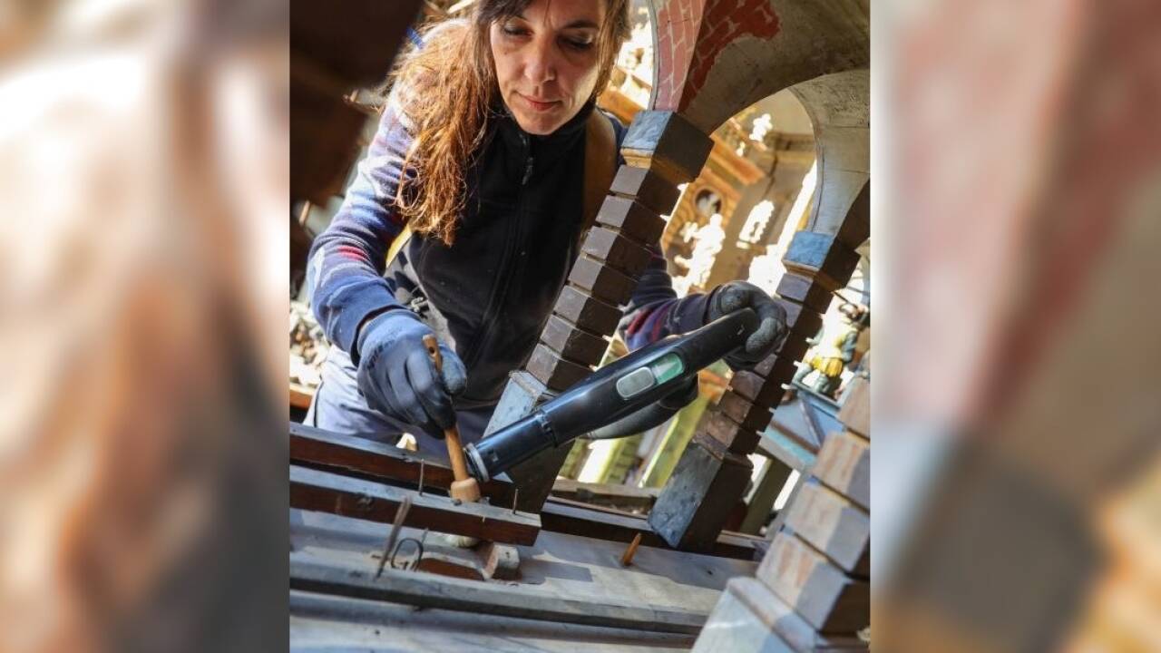 Katharina Kohler reinigt das mechanische Theater. 