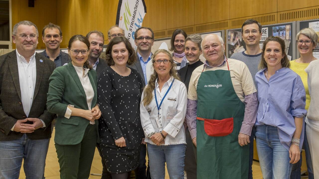 Bei der Preisverleihung in St. Virgil in Salzburg v. l.: Franz Kok und Erik Schnaitl (Ökostrombörse), Landeshauptmann-Stellvertreterin Martina Berthold, Michael Lackner, Josef Pichler, Lisa Maria Frenkenberger, Johann Hofinger, Beate Sturm-Anderl, Gabi Kriks, Sophie Huber-Lachner, Franz Muhr, Thomas Strübler, Julia Aufschnaiter, Brigit Reiger und Kristina Sommerauer (Agenda 21). 