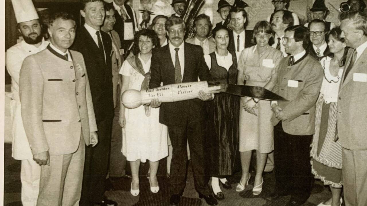 Eli Messer, damals Direktor der Austrian Airlines (AUA) in Israel, erhielt beim Österreich-Festival im Hilton Hotel in Tel Aviv ein großes Taschenmesser als Geschenk.  