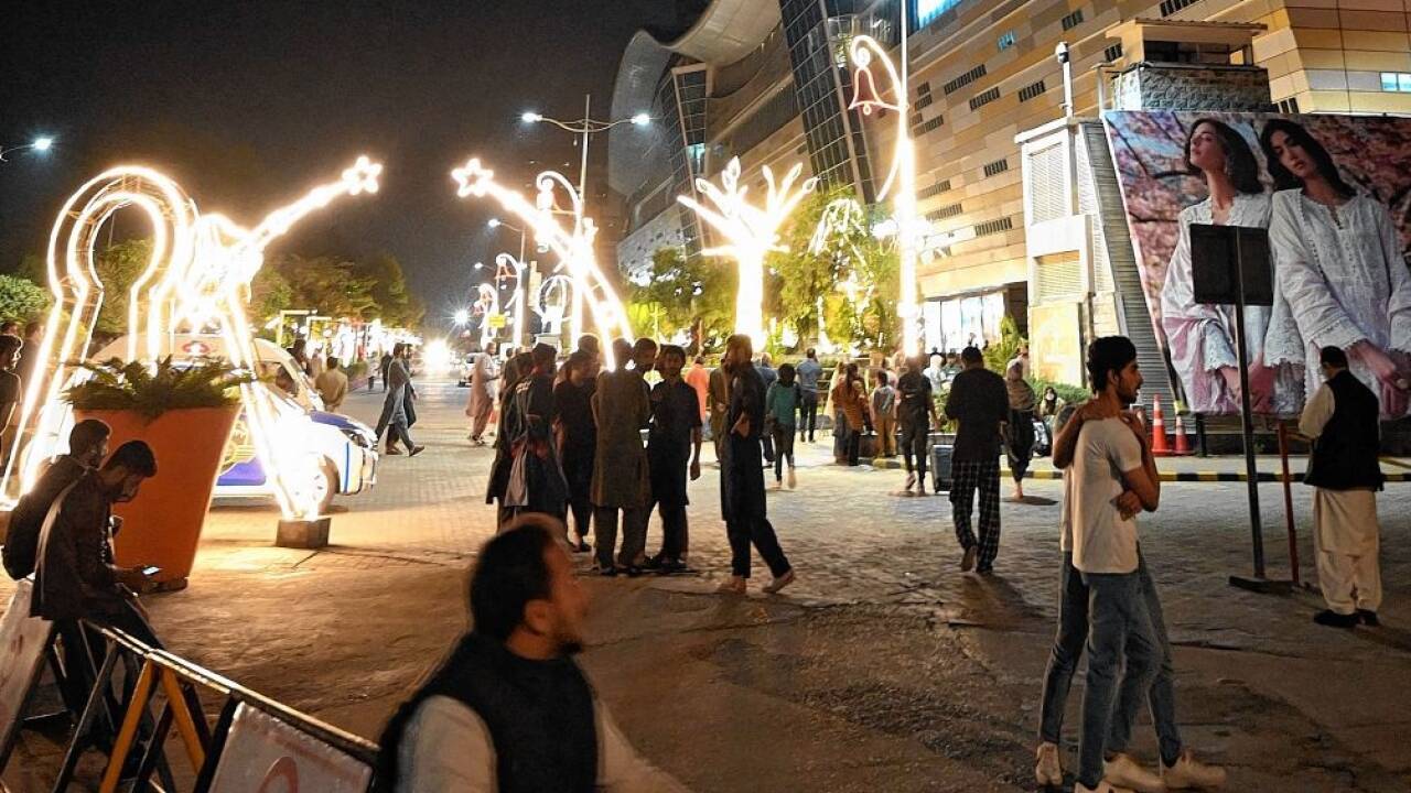 In Islamabad versammelten sich die Menschen nach den heftigen Erdstößen im Freien. 