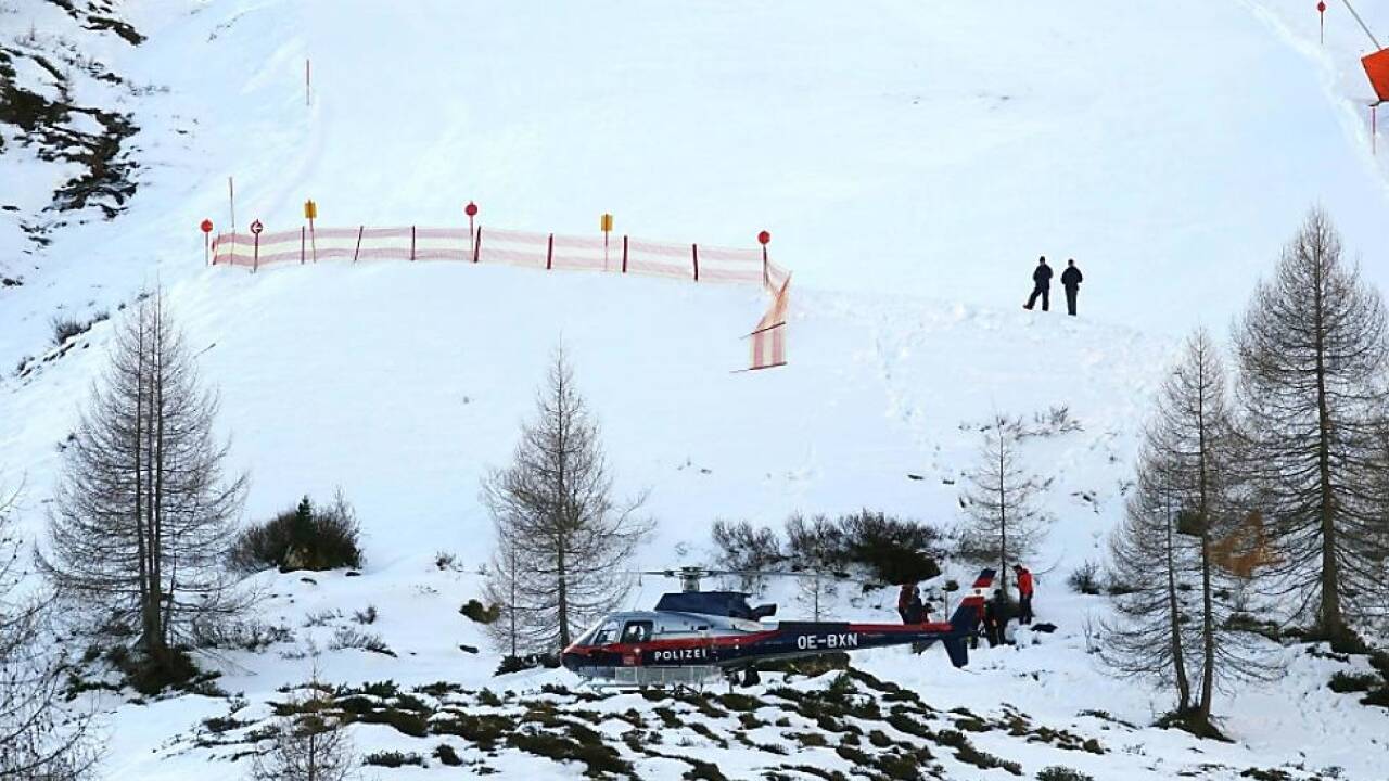Am Neujahrstag 2023 verunglückte am Hintertuxer Gletscher in Tirol eine 28-jährige Niederländerin beim Skifahren tödlich, als sie nach einem Sturz eine Absperrung durchschlug. 