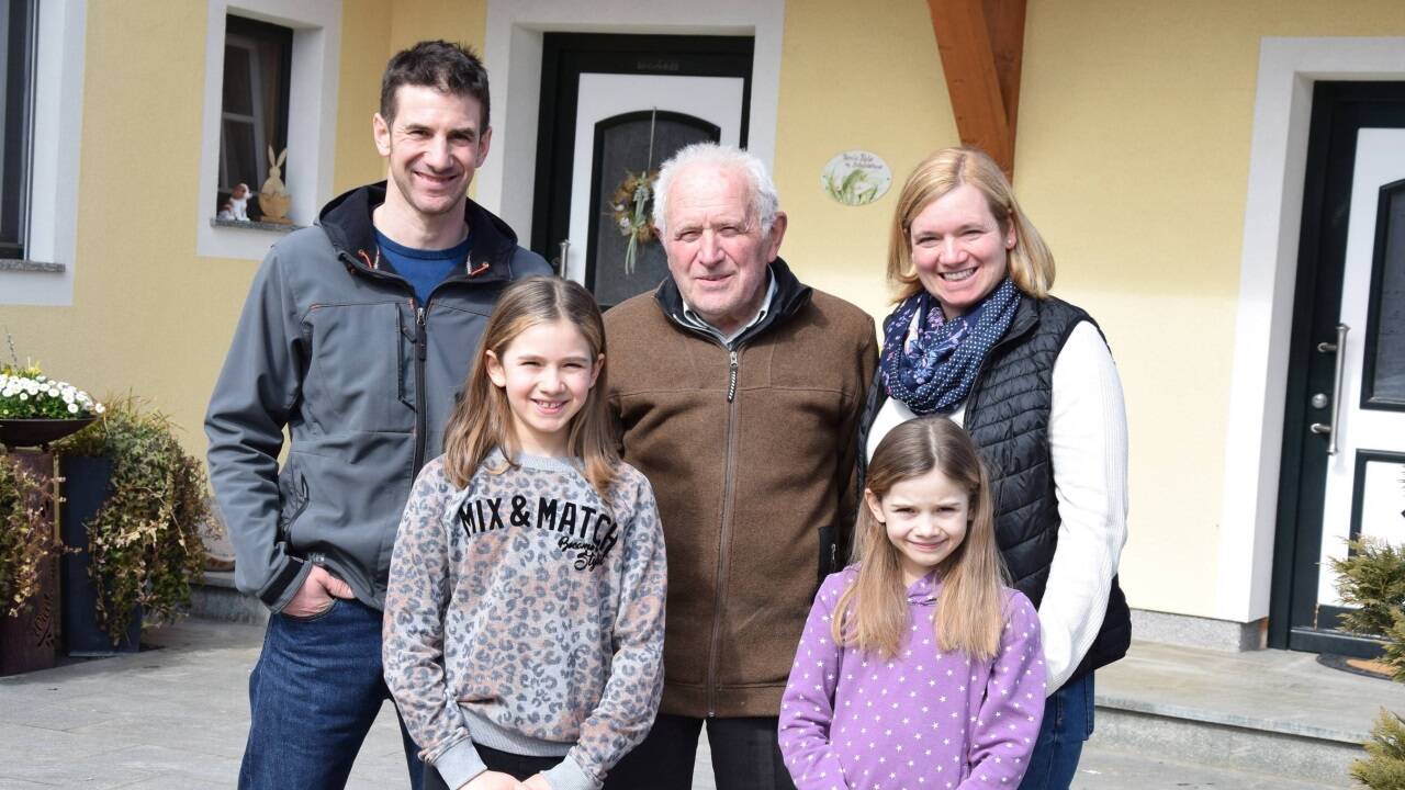 „Schneider-Bachti“ ist „Teil der großen Familie“: Robert und Christina Reiter mit ihren Kindern Eva (l.) und Magdalena. 