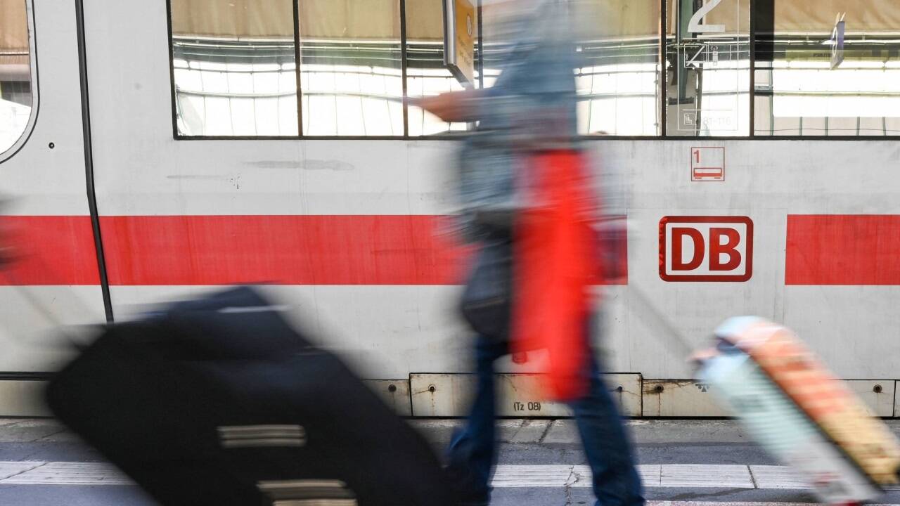 Menschen erleben im Zug derzeit viele lustige Geschichten – und verpassen andere. 