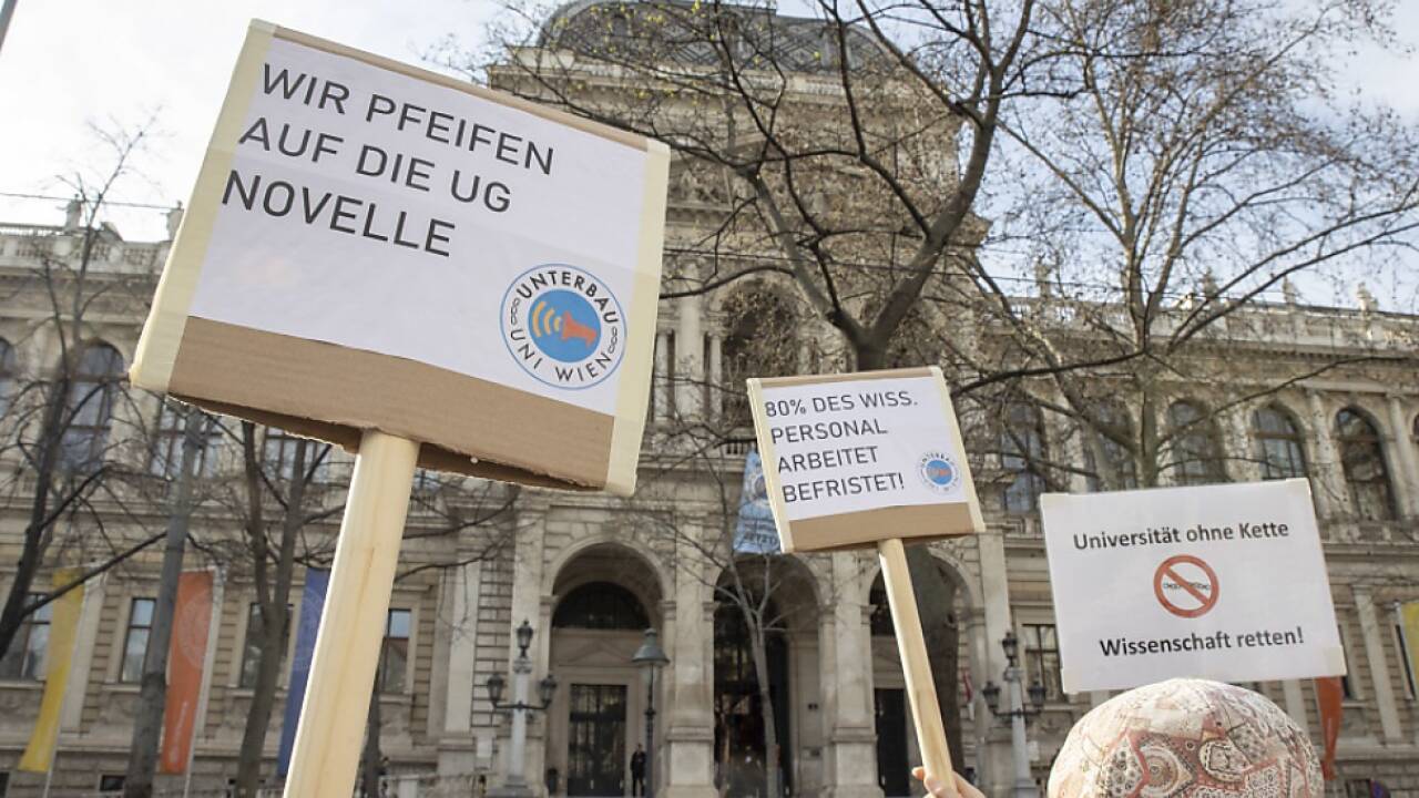 Demo gegen Kettenverträge vor der Uni Wien.  Demo gegen Kettenverträge vor der Uni Wien.