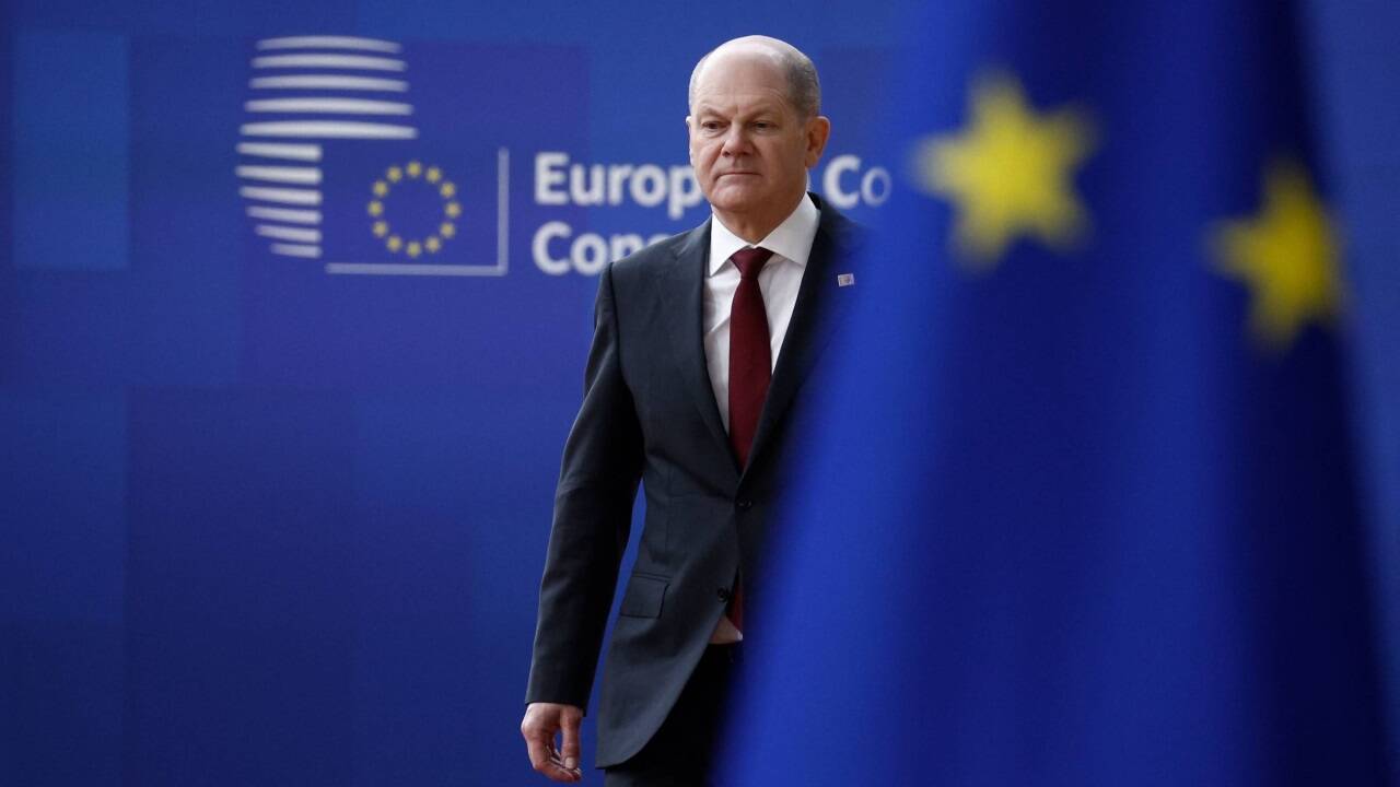 Deutschlands Kanzler Olaf Scholz (SPD) irritiert die europäischen Partner. Ein Rückzug aus einem bereits abgestimmten Gesetzesvorhaben stellt das Vertrauen auf eine harte Probe. Doch Scholz ließ die FDP mit ihrem Verbrennerrückzug bislang gewähren. 