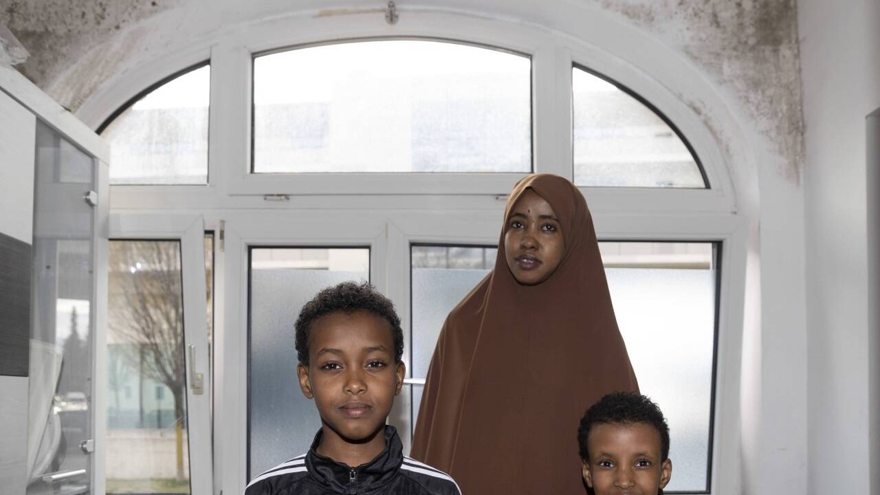 Auch in der Wohnung von Malyuun Ogle und ihren Söhnen Salman und Zubeyr breitet sich Schimmel aus.  