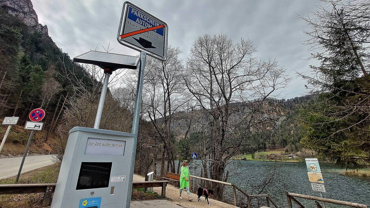 Die Stadt Bad Reichenhall führt die Bewirtschaftung der Parkplätze rund um den Thumsee sowie im Nonner Oberland ein. Beim Thumsee sind bereits die Parkautomaten installiert, wie der Lokalaugenschein am 23. März 2023 zeigt.  