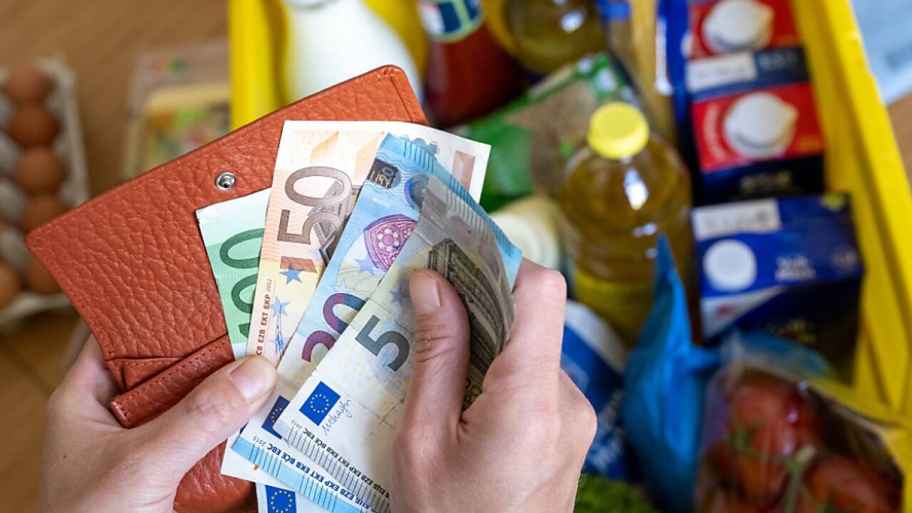 Verbraucher greifen im Supermarkt vermehrt zu günstigen Eigenmarken 