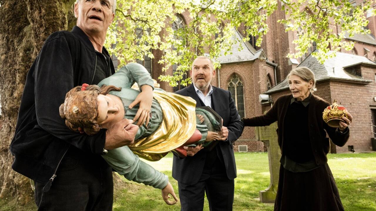 Kunstdiebstahl unter Polizeischutz: Max Ballauf (Klaus J. Behrendt) und Freddy Schenk (Dietmar Bär) lassen sich von Karin Bongartz (Barbara Nüsse) dazu überreden, die Madonna aus der Kirche zu ihr nach Hause zu bringen. 