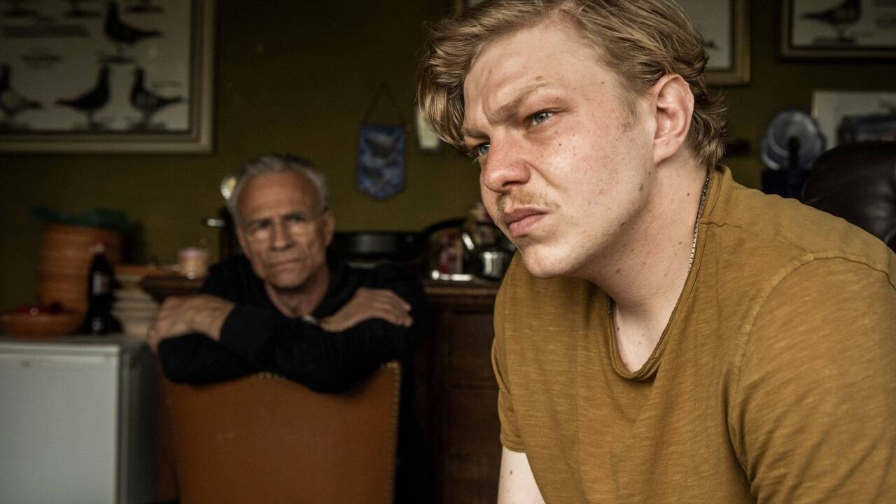 Max Ballauf (Klaus J. Behrendt) und Schenk vernehmen Yannik Schnitzler (Leonard Kunz). 