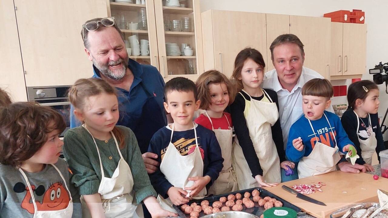 SPÖ-Bürgermeister Andreas Babler und der Salzburger Hotelier Sepp Schellhorn präsentierten „Essen macht Schule“ in Traiskirchen. SPÖ-Bürgermeister Andreas Babler und der Salzburger Hotelier Sepp Schellhorn präsentierten „Essen macht Schule“ in Traiskirchen.