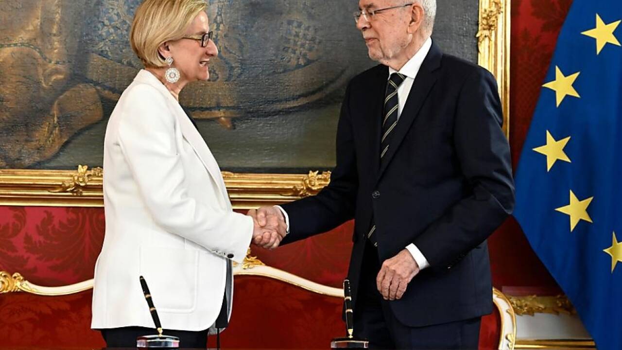 Mikl-Leitner wurde von Bundespräsident Van der Bellen angelobt Mikl-Leitner wurde von Bundespräsident Van der Bellen angelobt