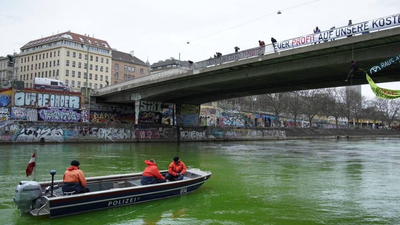 Wasser im Donaukanal wurde kurzfristig grün gefärbt  Wasser im Donaukanal wurde kurzfristig grün gefärbt