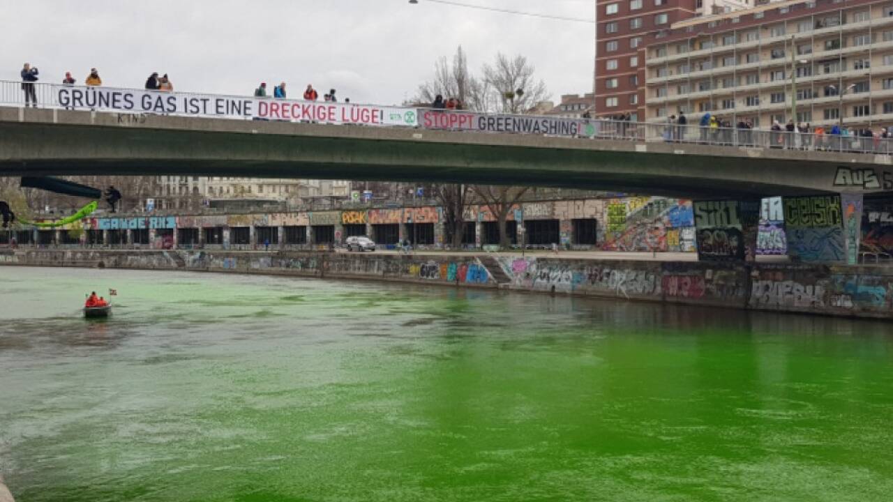 Wasser im Donaukanal wurde kurzfristig grün gefärbt  Wasser im Donaukanal wurde kurzfristig grün gefärbt