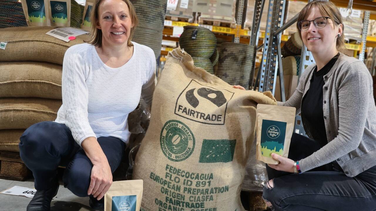 Karin Hörmanseder und Laura Laban mit einem Sack jenes Kaffees, der im Bio Fairtrade Salzburg Kaffee enthalten ist.  