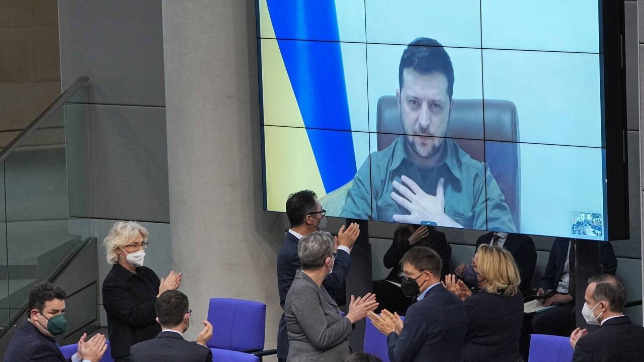 Im deutschen Bundestag trat der ukrainische Präsident Selenskyj bereits am 17. März des Vorjahres per Videoschaltung auf. Der österreichische Nationalrat folgt am Donnerstag.  