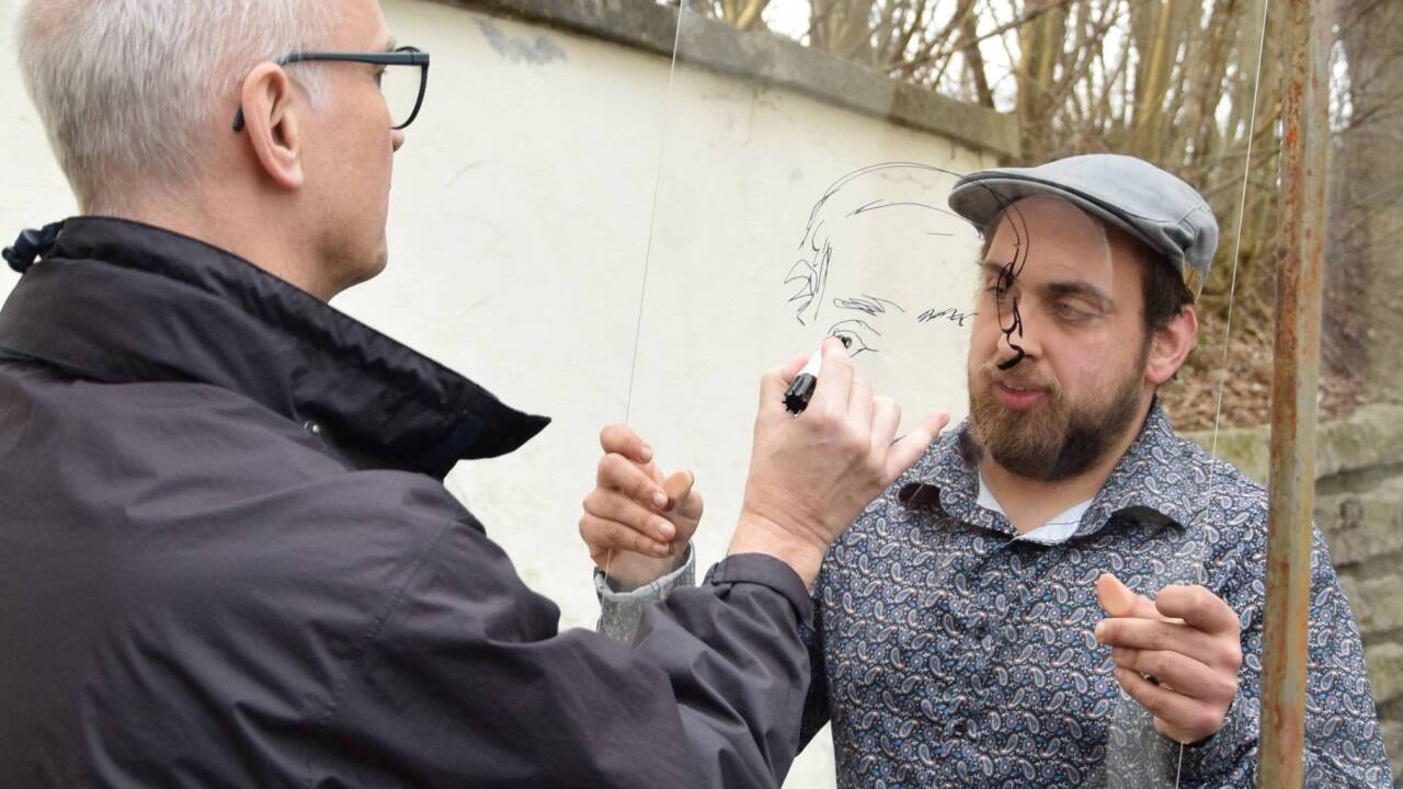 Künstler Bernhard Gwiggner zeichnete die Porträts der Beworfenen auf Glasscheiben, die dann ausgestellt wurden. 