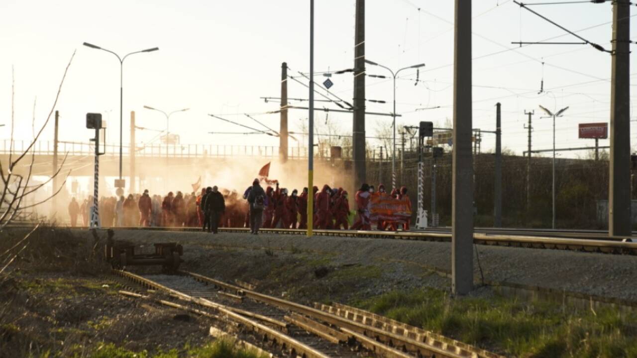 Rund 200 Aktivisten blockieren Straßen und Schienen zur OMV in Schwechat Rund 200 Aktivisten blockieren Straßen und Schienen zur OMV in Schwechat
