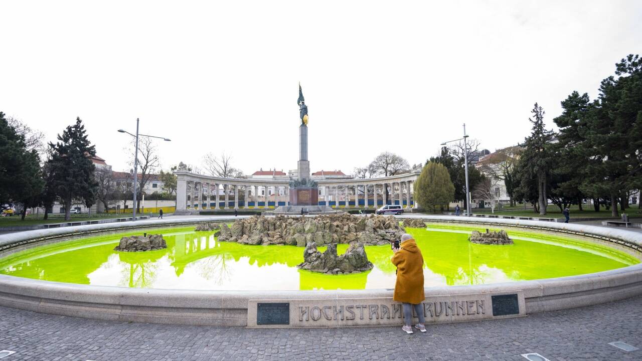 Mitglieder von „Extinction Rebellion“ machten am Mittwoch ihrem Unmut über die Gas-Konferenz im Wiener Marriott-Hotel Luft. Im Zuge einer Protestaktion färbten die Aktivisten sechs Brunnen grün ein. Im Bild: Der Hochstrahlbrunnen am Schwarzenbergplatz. 