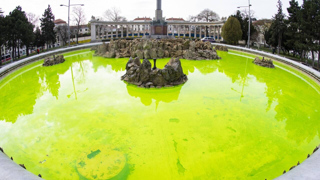 Mitglieder von „Extinction Rebellion“ machten am Mittwoch ihrem Unmut über die Gas-Konferenz im Wiener Marriott-Hotel Luft. Im Zuge einer Protestaktion färbten die Aktivisten sechs Brunnen grün ein. Im Bild: Der Hochstrahlbrunnen am Schwarzenbergplatz. 