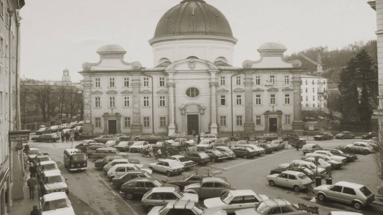 Bis 2011 durfte auf dem Kajetanerplatz geparkt werden. Das Foto stammt aus den 1970er-Jahren.  