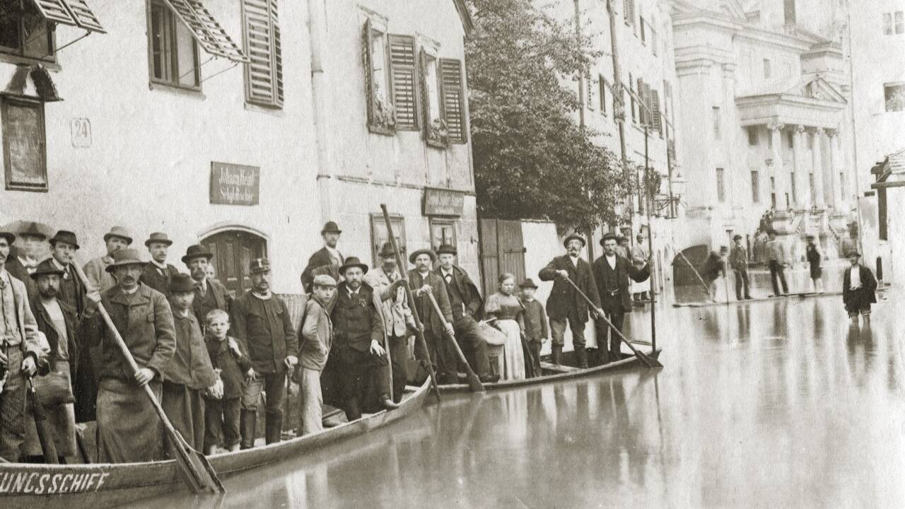 Die überschwemmte Nonntaler Hauptstraße im Jahr 1897.  