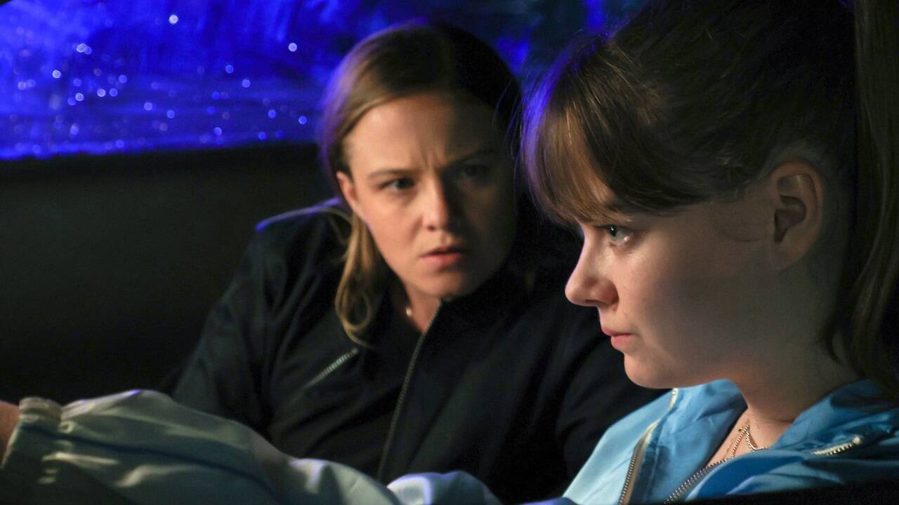 Liv Moormann (Jasna Fritzi Bauer) will ihrer Halbschwester Marie (Luisa Böse) helfen, die mit waghalsigen Fahrten zeigt, was sie kann. 