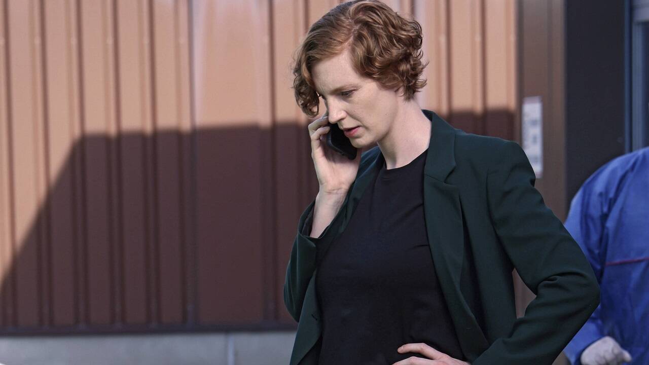 Linda Selb (Luise Wolfram) recherchiert am Fundort der Leiche. 