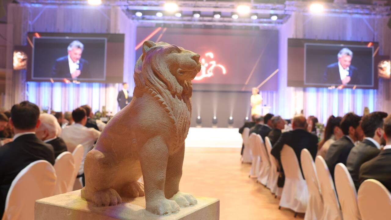 Der Ur-Löwe hielt Einzug in die neue Heimat Brandboxx Salzburg.  Der Ur-Löwe hielt Einzug in die neue Heimat Brandboxx Salzburg.