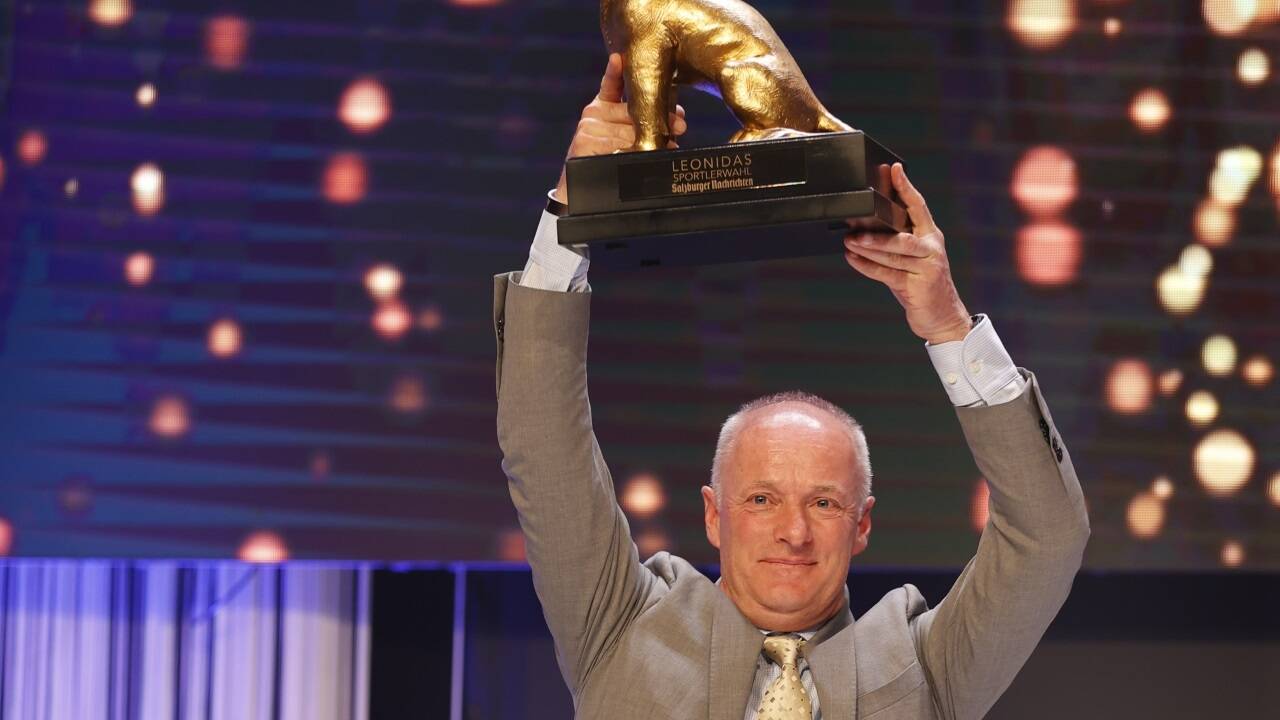 Mann des Abends: Segel-Doppelolympiasieger Hans-Peter Steinacher mit dem Goldenen Löwen für das Lebenswerk 2023.  Mann des Abends: Segel-Doppelolympiasieger Hans-Peter Steinacher mit dem Goldenen Löwen für das Lebenswerk 2023.