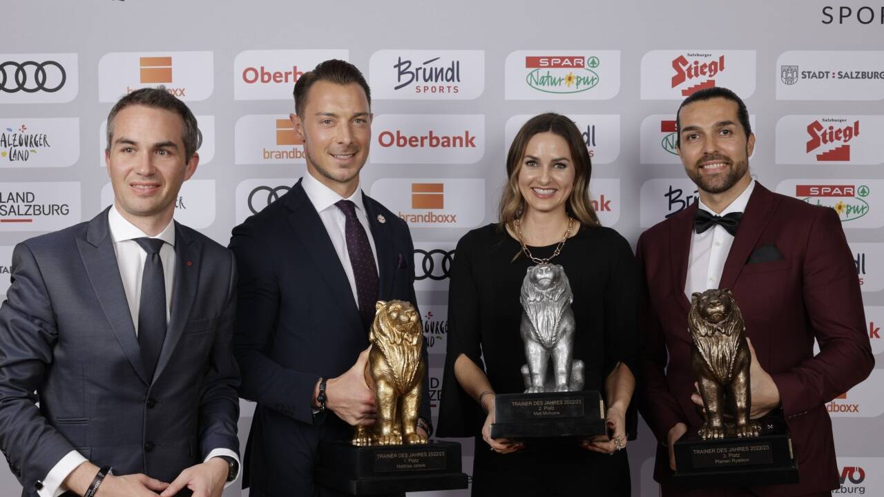 „Trainer des Jahres“ (v. l.): Martin Seiter (Vorstandsdirektor Oberbank), Matthias Jaissle (Goldener Löwe/Red Bull Salzburg), Megan McIlvane (Silberner Löwe/sprang für Gatten und EC-Red-Bull-Salzburg-Trainer Matt ein) und Schwimmtrainer Plamen Ryaskov (Bronzener Löwe).  „Trainer des Jahres“ (v. l.): Martin Seiter (Vorstandsdirektor Oberbank), Matthias Jaissle (Goldener Löwe/Red Bull Salzburg), Megan McIlvane (Silberner Löwe/sprang für Gatten und EC-Red-Bull-Salzburg-Trainer Matt ein) und Schwimmtrainer Plamen Ryaskov (Bronzener Löwe).
