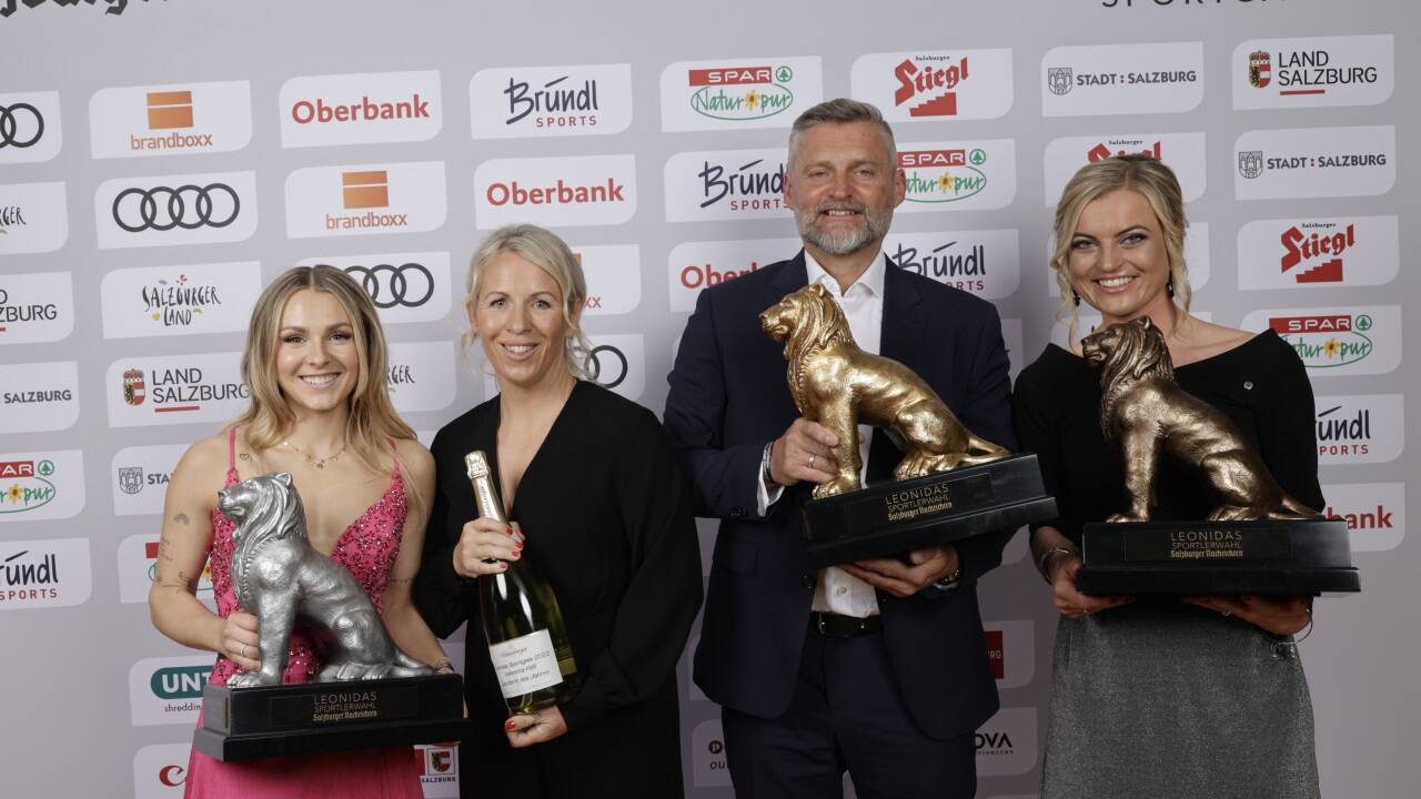 „Sportlerin des Jahres“ (v. l.): Chiara Kreuzer (Skispringen), Sabine und Walter Höll (in Vertretung von Tochter und Mountainbikerin Valentina) sowie Skibergsteigerin Sarah Dreier.  „Sportlerin des Jahres“ (v. l.): Chiara Kreuzer (Skispringen), Sabine und Walter Höll (in Vertretung von Tochter und Mountainbikerin Valentina) sowie Skibergsteigerin Sarah Dreier.