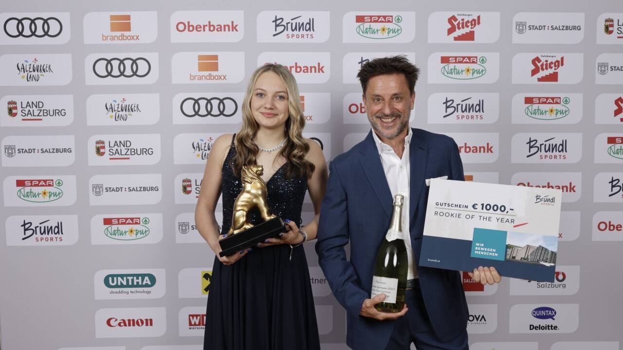„Rookie des Jahres“: Sarah Baumgartner (Skeleton und Leichtathletik) mit Christoph Bründl (Geschäftsführer Bründl Sports).  „Rookie des Jahres“: Sarah Baumgartner (Skeleton und Leichtathletik) mit Christoph Bründl (Geschäftsführer Bründl Sports).