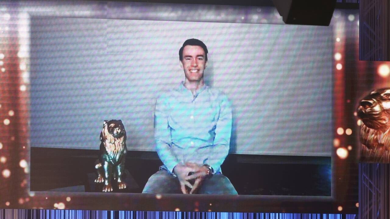 Live zugeschaltet aus Planica: Stefan Kraft („Sportler des Jahres“) mit seinem Goldenen Löwen aus dem Vorjahr.  Live zugeschaltet aus Planica: Stefan Kraft („Sportler des Jahres“) mit seinem Goldenen Löwen aus dem Vorjahr.