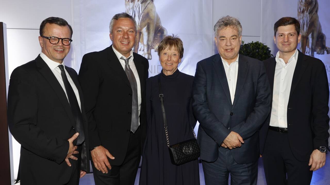 V. l.: SN-Chefredakteur Manfred Perterer, Fritz Strobl (Abfahrtsolympiasieger 2002 & Jurymitglied), Jahrhundert-Wintersportlerin Annemarie Moser (2023 das letzte Mal Leonidas-Jurymitglied), Sportminister Werner Kogler und SN-Geschäftsführer Maximilian Dasch.   V. l.: SN-Chefredakteur Manfred Perterer, Fritz Strobl (Abfahrtsolympiasieger 2002 & Jurymitglied), Jahrhundert-Wintersportlerin Annemarie Moser (2023 das letzte Mal Leonidas-Jurymitglied), Sportminister Werner Kogler und SN-Geschäftsführer Maximilian Dasch.