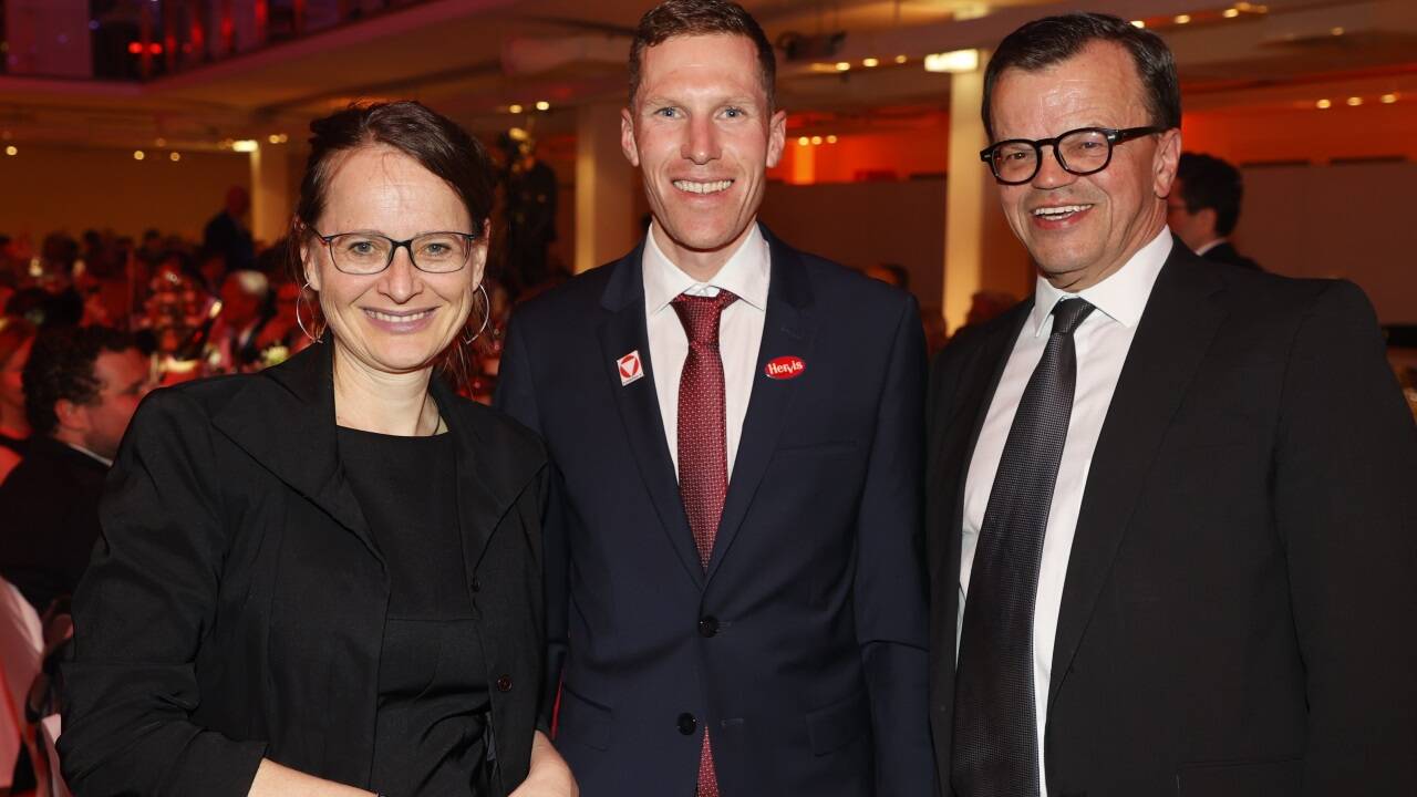 Landeshauptmann-Stv. Martina Berthold (Grüne) mit Läufer Peter Herzog und SN-Chefredakteur Manfred Perterer.  Landeshauptmann-Stv. Martina Berthold (Grüne) mit Läufer Peter Herzog und SN-Chefredakteur Manfred Perterer.