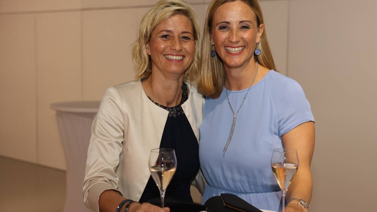 Skistar Michaela Kirchgasser (r.) mit Schwester Katharina Schilchegger.  Skistar Michaela Kirchgasser (r.) mit Schwester Katharina Schilchegger.