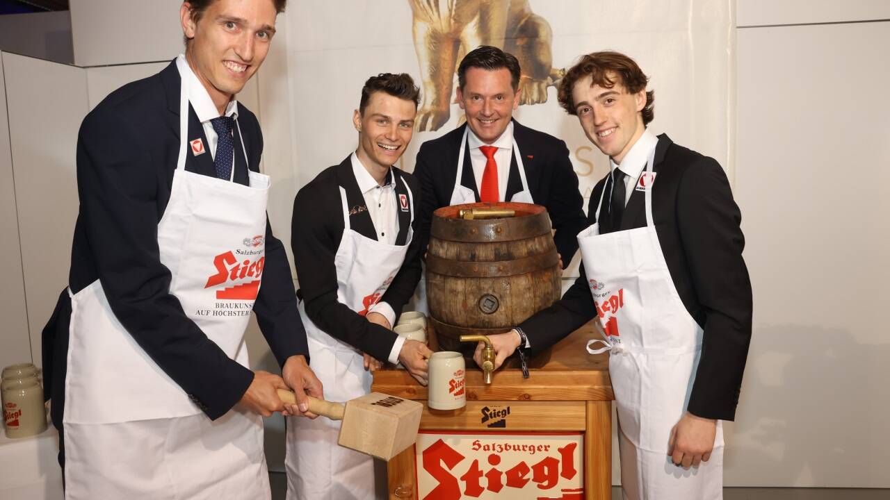 Beim Stiegl-Bieranstich: Beachvolleyballer Julian Hörl (l.), die Kombinierer Johannes Lamparter (2. v. l.) und Stefan Rettenegger (r.) mit Stiegl-Generalrepräsentant Thomas Gstaltmaier.  Beim Stiegl-Bieranstich: Beachvolleyballer Julian Hörl (l.), die Kombinierer Johannes Lamparter (2. v. l.) und Stefan Rettenegger (r.) mit Stiegl-Generalrepräsentant Thomas Gstaltmaier.