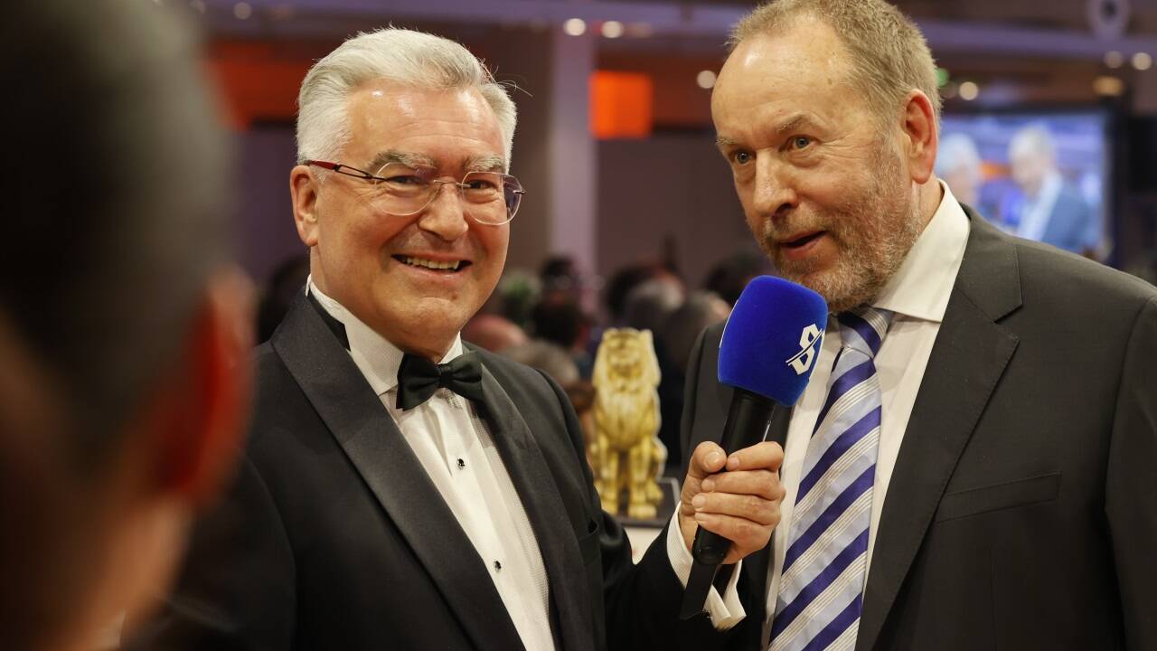 SN-Sportchef Richard Oberndorfer im launigen Saal-Interview mit Tenniscoach und SN-Kolumnist Günter Bresnik. 