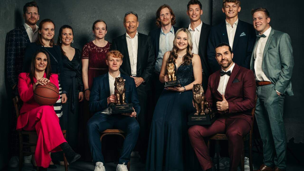 Parade der Champions: Die Leonidas-Preisträger Nicolas Seiwald, Sarah Baumgartner und Plamen Ryaskov trafen sich bei Fotograf Christian Maislinger zum Gruppenbild vieler Absolventinnen und Absolventen des Salzburger Schulsportmodells SSM. 