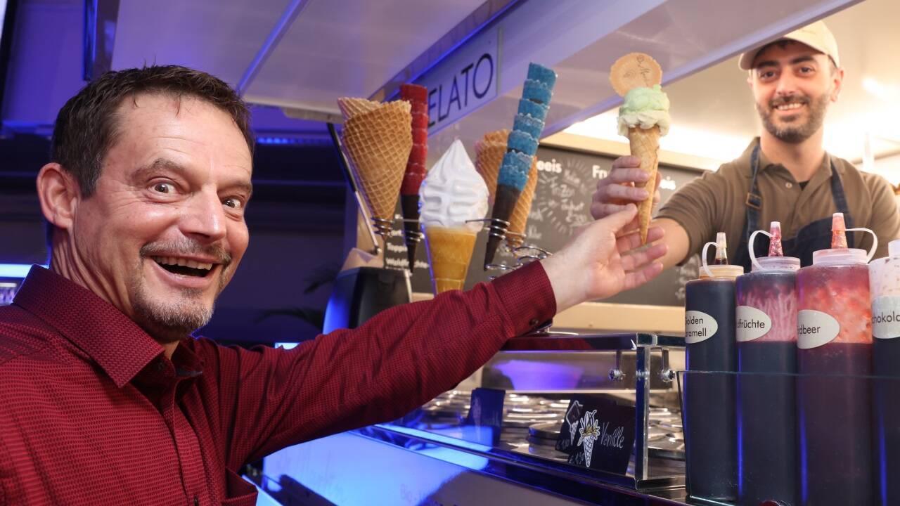 Süße Versuchung: Jurymitglied und Fußball-Tormannlegende Otto Konrad an der Eisbar. 
