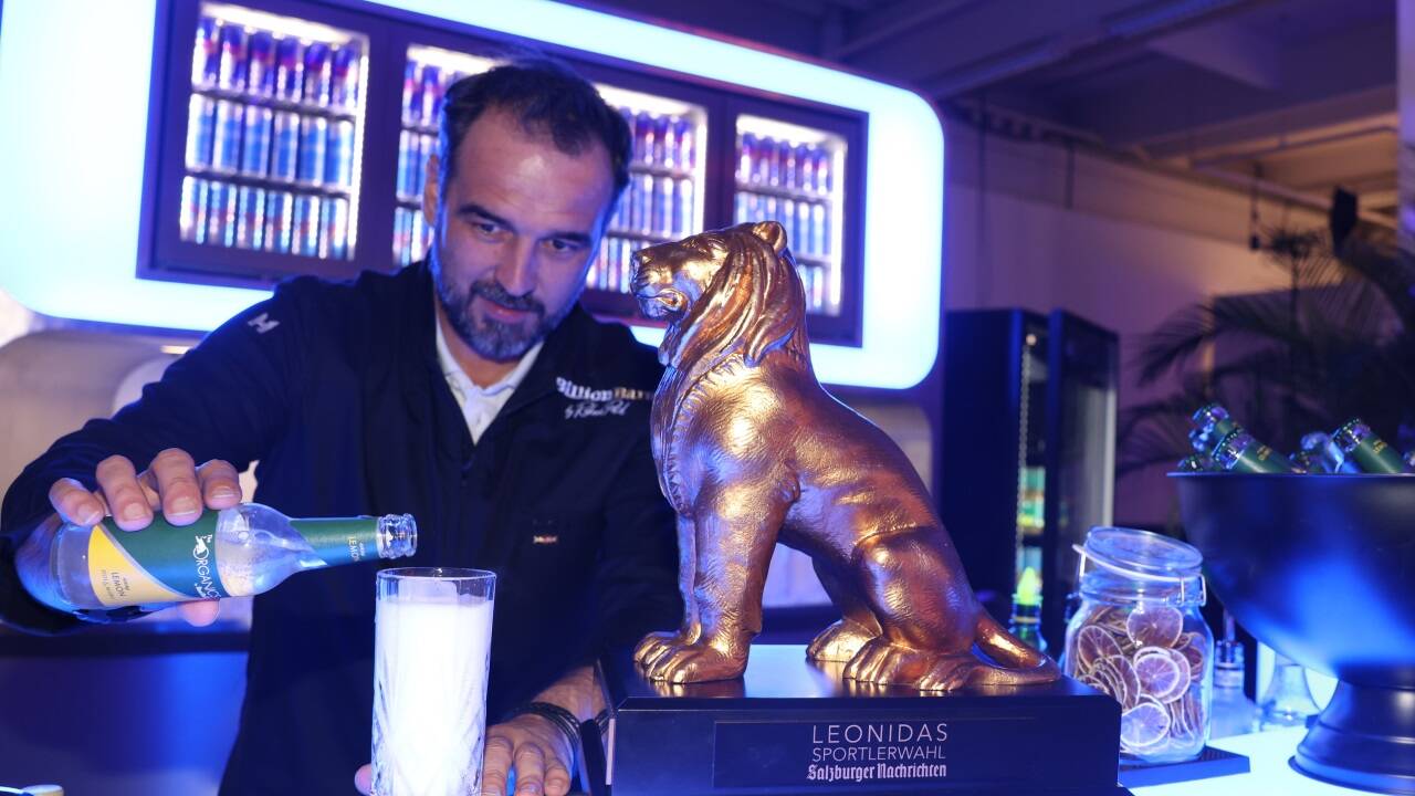 Unter den wachsamen Augen des Goldenen Leonidas: Barchef Robert Pölzl in seinem Element. 