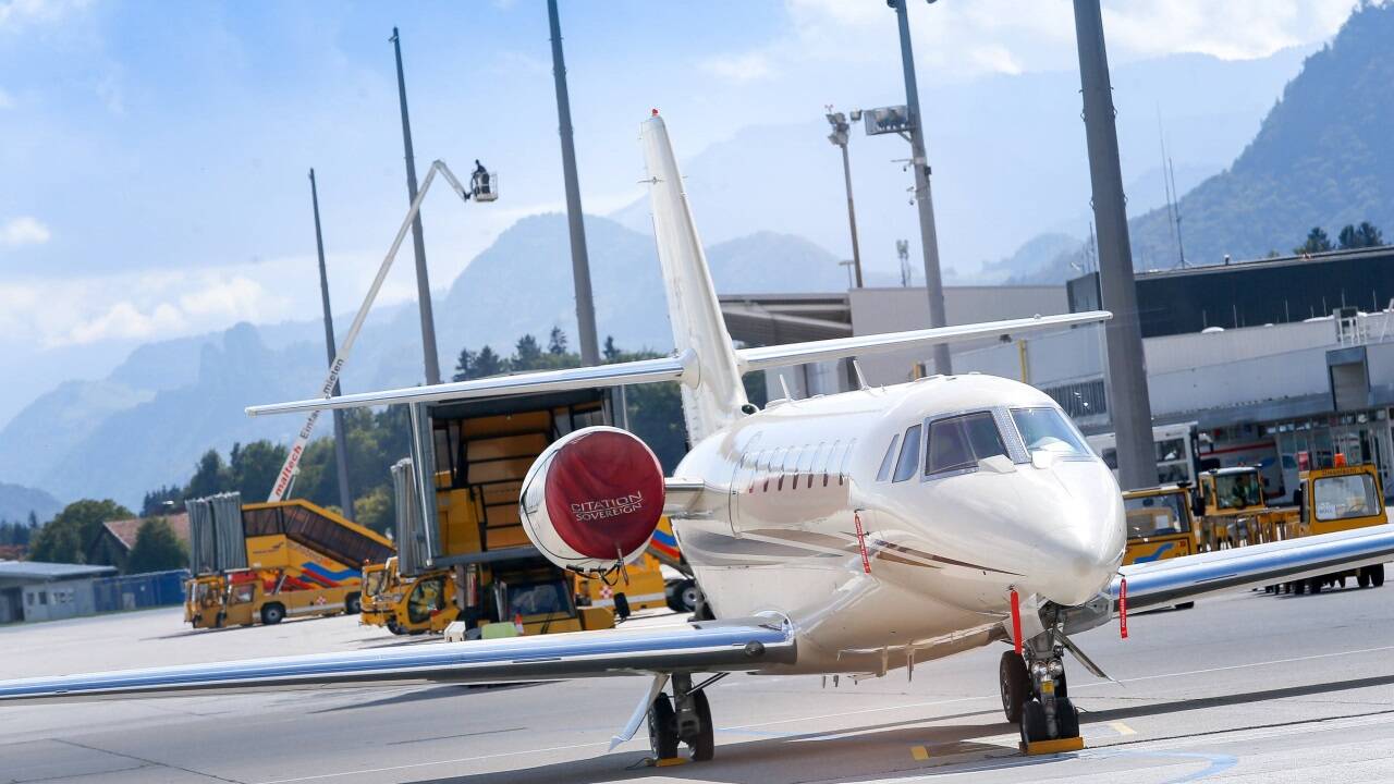 Ginge es nach Grünen-Chefin Martina Berthold, dann würden Privatjets künftig einen Bogen um Salzburg fliegen müssen (Archivbild). Ginge es nach Grünen-Chefin Martina Berthold, dann würden Privatjets künftig einen Bogen um Salzburg fliegen müssen (Archivbild).